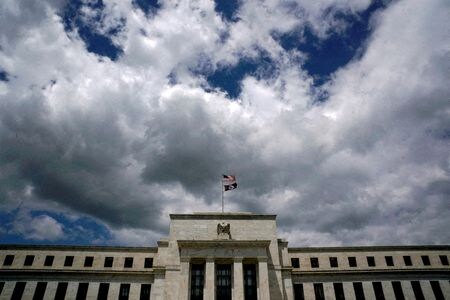 　ＵＢＳグローバル・ウェルス・マネジメントは１１日、米消費者物価上昇率が予想以上に加速したことを受け、連邦準備理事会（ＦＲＢ）による利下げ開始時期見通しを６月から９月に後ずれさせた。２０１７年５月撮影（２０２４年　ロイター／Kevin Lamarque）