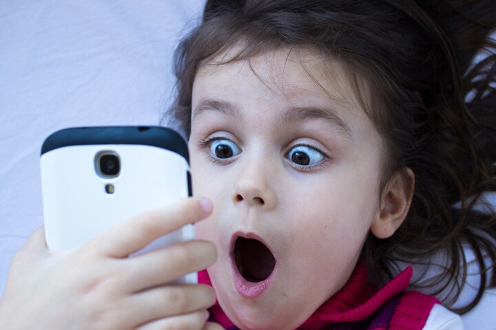 スマホの汚れは肌トラブルの原因になる可能性も（写真はイメージ）　Ismailciydem-iStock