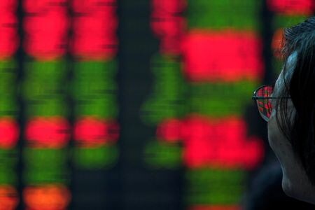 　中国で、計画していた新規株式公開（ＩＰＯ）を中止する医療関係企業が増えている。写真は２０１８年７月、上海の証券会社で撮影した株価ボード（２０２３年　ロイター／Aly Song）