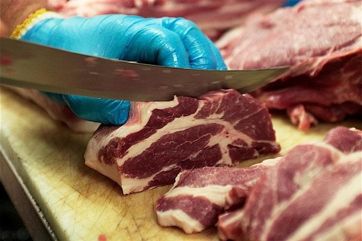 カナダが中国向けに出荷した食肉の証明書に偽造が見つかった問題で、カナダのカー国際貿易多様化相は26日、何者かが偽造証明書を使って不正に食肉を中国に輸出したとの見解を示した。写真はトロントの精肉店で2017年5月撮影（2019年　ロイター／Hyungwon Kang）