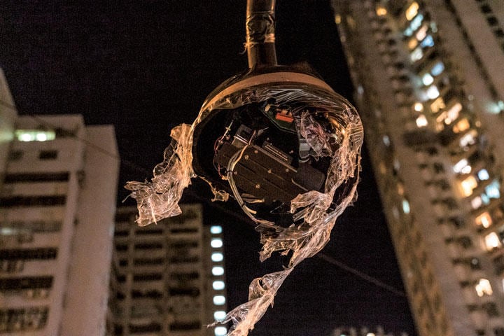 国慶節に合わせて実施された香港の大規模デモで破壊された監視カメラ　ANTHONY KWAN/GETTY IMAGES