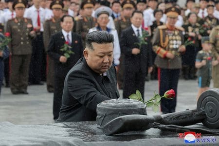 北朝鮮の朝鮮人民軍高官は7月２７日、戦時には金正恩朝鮮労働党総書記（写真）の命令によって敵を「完全に破壊する」と表明した。平壌で２６日撮影。KCNA配信（２０２４年　ロイター）