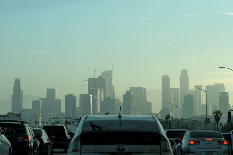 米カリフォルニア州は、独自に排ガス基準を設定する同州の権限を取り消そうとしているトランプ政権の方針を支持する自動車メーカーからの新車購入を、来年初めから全面的に停止すると発表した。写真はロサンゼルス中心部につながるハイウェイ。７月２２日撮影（２０１９年　ロイターMike Blake）