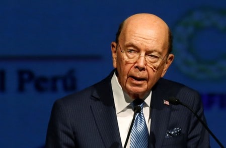 　４月１２日、ロス米商務長官は、中南米諸国は中国よりも米国との貿易から受けている恩恵の方が大きいと見方を示し、米国は同地域における主導権を「権威主義国家」には明け渡さないと言明した。米州首脳会議を前にリマで講演する同商務長官（２０１８年　ロイター／Andres Stapff）