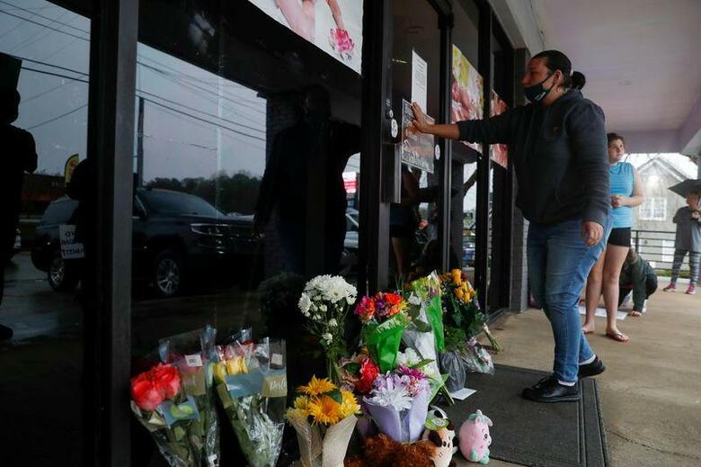 米南部ジョージア州アトランタ近郊で16日に発生した銃撃事件の死者8人のうち6人がアジア系女性だったことを受け、全米のアジア系住民に動揺が広がっている。写真はジョージア州アクワースで、銃撃事件のあった店舗の前に置かれた花（2021年　ロイター/Shannon Stapleton）