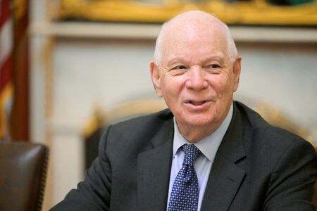 　米上院外交委員会のベン・カーディン委員長（民主党、写真）は４日、アゼルバイジャンがアルメニア系住民の行政府「ナゴルノカラバフ共和国」を攻撃して支配下に置いたことを受け、米国はアゼルバイジャンに対する安全保障上の支援を中止すべきだと訴えた。ワシントンで９月撮影(２０２３年　ロイター/Craig Hudson)