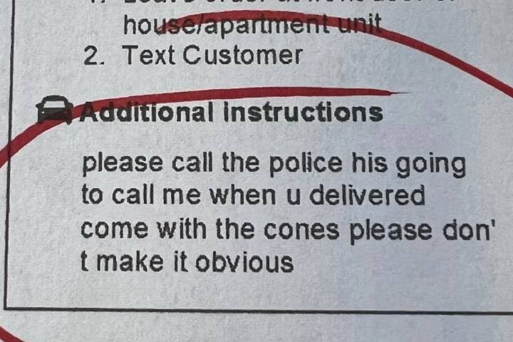 追加注文欄に書き込まれた「警察に電話してください」　The Chipper Truck Cafe / Facebook