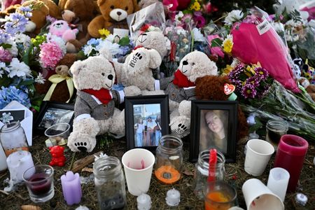カナダ政府は、西部ブリティッシュコロンビア州の学校などでジェシー・バン・ルーツェラー容疑者（１８）が８人を射殺後、自殺した１０日の銃撃事件を受けて、米オープンＡＩが速やかに自主的な安全規定強化に動かなければ法令改正を通じて対策を強制する構えだ。写真はカナダ西部ブリティッシュコロンビア州の学校の事件現場の花束。2月12日撮影。REUTERS/Jennifer Gauthier