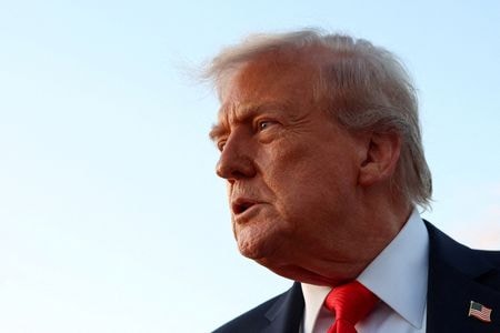 ９月１７日、トランプ米大統領（写真）は左派の反ファシスト運動「アンティファ」をテロ組織に指定すると発表した。メリーランド州のアンドリュース基地で７日撮影（２０２５年　ロイター/Evelyn Hockstein）