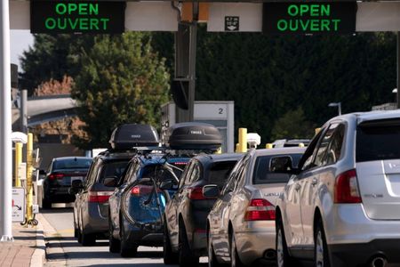 カナダ政府は９日、新型コロナウイルスのワクチン接種を完了した米国人旅行者を対象に１６カ月ぶりに入国を認めた。米ワシントン州ブレインで撮影（２０２１年　ロイター／David Ryder）