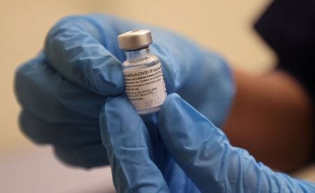 英政府は２４日、国内で２０日までに６１万人強が米ファイザーと独ビオンテックが開発した新型コロナウイルスワクチンの１回目の接種を受けたと明らかにした。写真は英国で１４日撮影（２０２０年　ロイター/Carl Recine）
