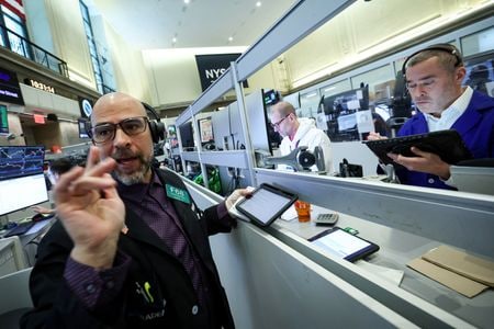 米ニューヨーク証券取引所（ＮＹＳＥ）で6日撮影。REUTERS/Brendan McDermid