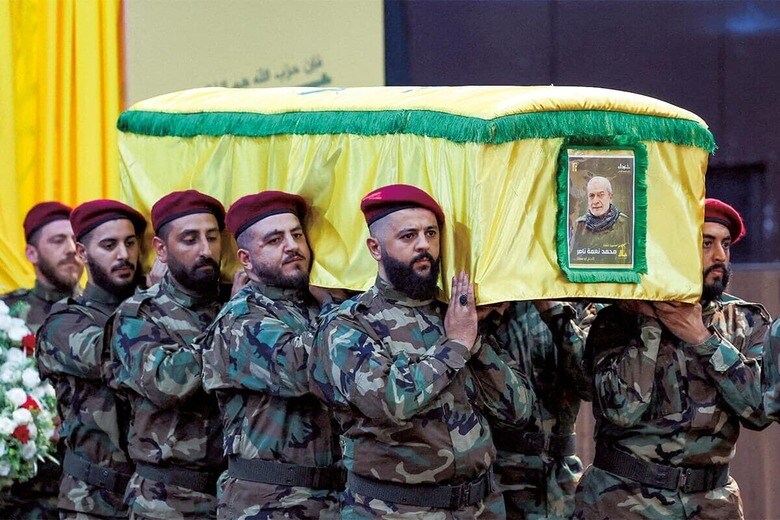 7月にイスラエルの攻撃で殺害されたモハメド・ナセル上級司令官の棺を担ぐヒズボラの兵士たち　AZIZ TAHERｰREUTERS