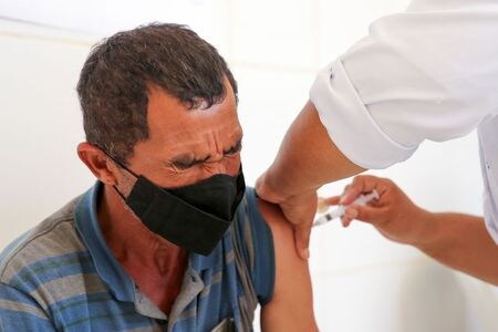 世界保健機関（ＷＨＯ）の米州事務局である汎米保健機構（ＰＡＨＯ）は３１日、米州では新型コロナウイルスの感染者数が昨年の水準を上回り急増する恐れがあると警鐘を鳴らした。写真は３月３０日、サンパウロで撮影（２０２１年　ロイター／Carla Carniel）