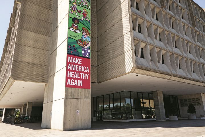 保健福祉省に掲げられた「アメリカを再び健康に（MAHA）」運動の垂れ幕。運動の影響もあり、保守派の若者の間には健康志向の高まりが見られる　KEVIN CARTER/GETTY IMAGES