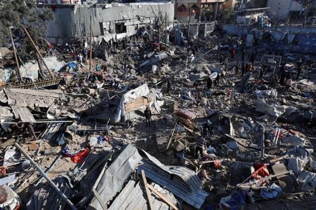 ５月７日、パレスチナ自治区ガザの北部で、避難民が住む学校がイスラエル軍の攻撃を受け、パレスチナ人１３人が死亡した。写真は同日、攻撃を受けたガザ中部の学校で撮影（２０２５年　ロイター/Ramadan Abed）