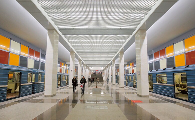 経済は苦しいはずだが街は以前と変わらない（モスクワの地下鉄）　Maxim Shemetov-REUTERS