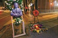 黒人俳優シドニー・ポワチエの死を悼むハリウッド