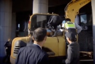 【動画】朴大統領の黒幕、崔順実に鉄槌を！ パワーシャベルで検察庁突入