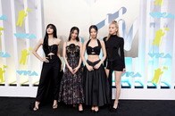 韓国の人気アイドル、高級車のボンネットの上で太もも露わな「超ミニ」ドレス姿を披露