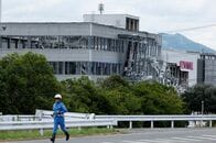 イオンモール熊本、地震後の捜索時にガス臭との報告＝官房長官