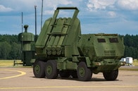 【動画】走行中の標的を追跡・爆破...ロシア軍のFPVドローンが「HIMARS」に激突した瞬間とみられる衝撃映像
