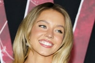 【シドニー・スウィーニー】大谷ユニで谷間を丸出し...OP映像サプライズ登場も野球ファンは激怒...なぜ？