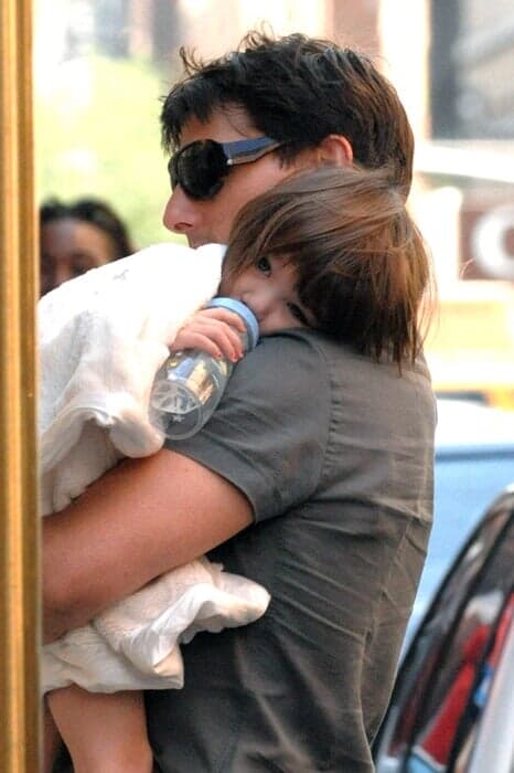 娘スリを抱くトム・クルーズ