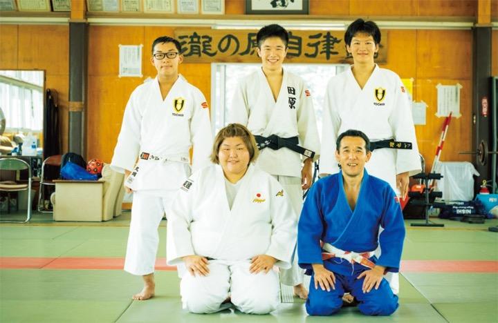 栃木県立宇都宮高等学校柔道部の市川敦俊監督(1列目右)と部員たち