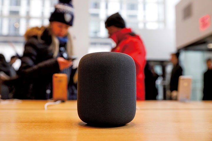 誰でも使える音声アシスタントへと脱皮するか、アップル愛好者向けのニッチな存在であり続けるか　Shannon Stapleton-REUTERS