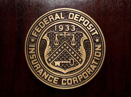 　５月２９日、米連邦預金保険公社（ＦＤＩＣ）によると、米銀行部門は２０２４年第１・四半期に利益が７９．５％増加し６４２億ドルとなった。写真はＦＤＩＣのロゴ。２０１１年２月、ワシントンで撮影（２０２４年　ロイター/Jason Reed）