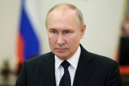 ロシアのプーチン大統領は２１日、同国産ガスを中国に輸送するパイプライン「シベリアの力」向けとなるコビクタ・ガス田の操業開始を記念するビデオ会議に参加する。２０日の代表撮影、提供写真。（2022年　ロイター/Sputnik）