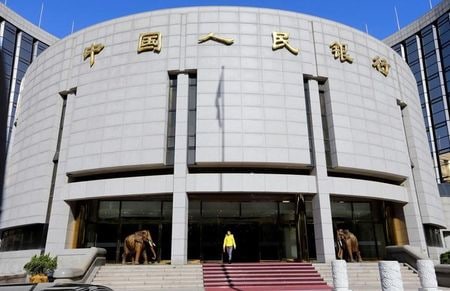 　１２月１０日、中国人民銀行（中央銀行）の宣昌能副総裁は、気候変動と世界的な低炭素化の動きは国内の金融機関にとってさまざまなリスクをもたらすと指摘した上で、規制強化は必要になるとの見方を示した。写真は２０１３年１１月、北京の同行前で撮影（２０２２年　ロイター／Jason Lee）