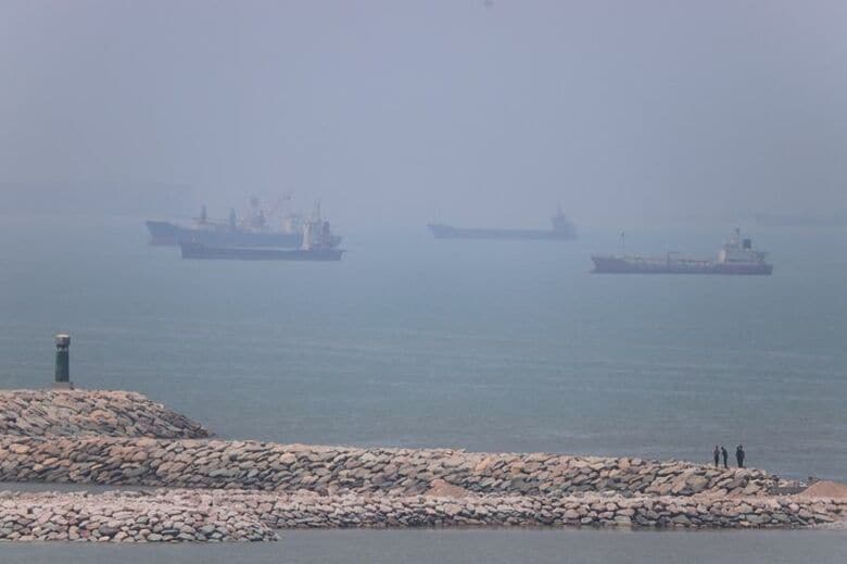 ホルムズ海峡を航行する船舶、17日撮影の提供写真　Amirhosein Khorgooi/ISNA/via WANA (West Asia News Agency)/Handout via REUTERS