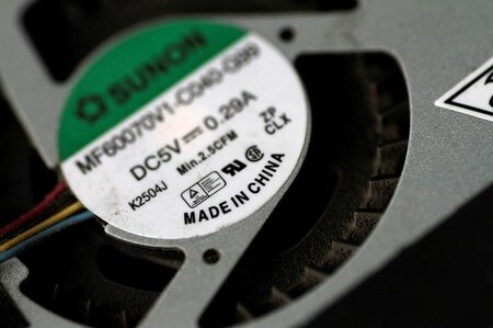 　８月１３日、中国の衣料品メーカーは、より安い労働力が享受できる北朝鮮での製造を増やしており、「メイド・イン・チャイナ」のタグが付けられた北朝鮮製の商品が、世界中に輸出されている。写真は６月、パソコンの冷却ファンに書かれた「メイド・イン・チャイナ」のタグ（２０１７年　ロイター/Thomas White）