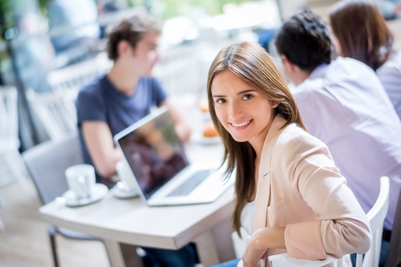 　時代の変わり目になると若者は新しい生き方を模索し始めるが　andresr-iStock.