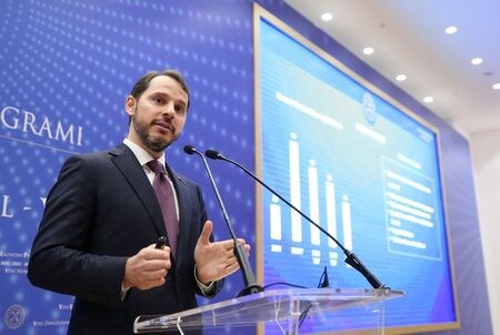 　トルコのアルバイラク財務相（写真）は９月２９日、新型コロナウイルス危機から回復する中、今年の経済成長率が０．３％になる見通しだと表明した。ただ、最悪シナリオでは１．５％のマイナス成長になると警告した。トルコ財務省提供（２０２０年　ロイター）