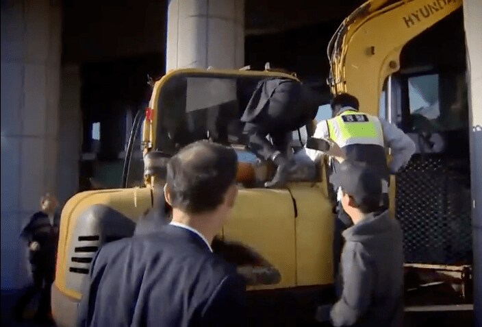 パワーシャベルで検察庁に突入した男を取り押さえられた瞬間　朝鮮TVから　(c) 조선방송/Youtube