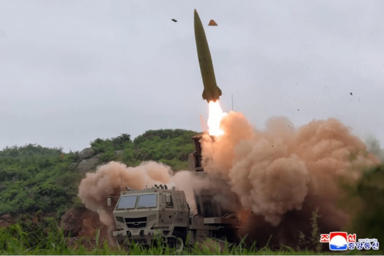 北朝鮮国営の朝鮮中央通信（KCNA）が5月27日に公開した写真。前日に非公表の場所で行われたミサイル発射試験の様子　KCNA