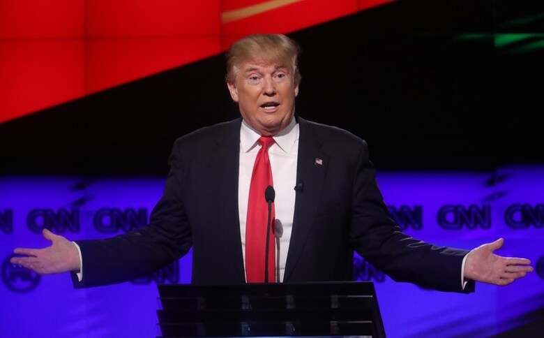 ３月２４日、米大統領選の共和党候補指名を目指すドナルド・トランプ氏は、実業家としての判断力を強みとしてアピールしている。写真はマイアミで１０日撮影(２０１６年　ロイター／Carlo Allegri )