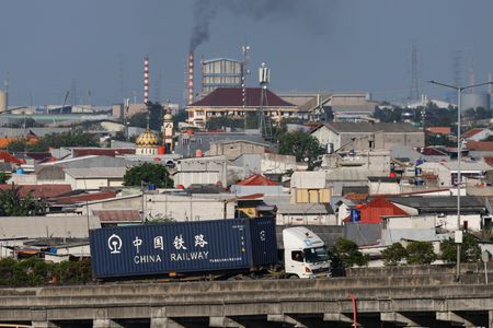 インドネシアのナスビ大統領報道官は７月１６日、米国との貿易協定について、経済担当調整大臣が率いる交渉団の「並外れた奮闘」の結果、関税率が当初の３２％から１９％に引き下げられたとの見解を示した。８日、北ジャカルタの港で撮影（２０２５年　ロイター/Ajeng Dinar Ulfiana）