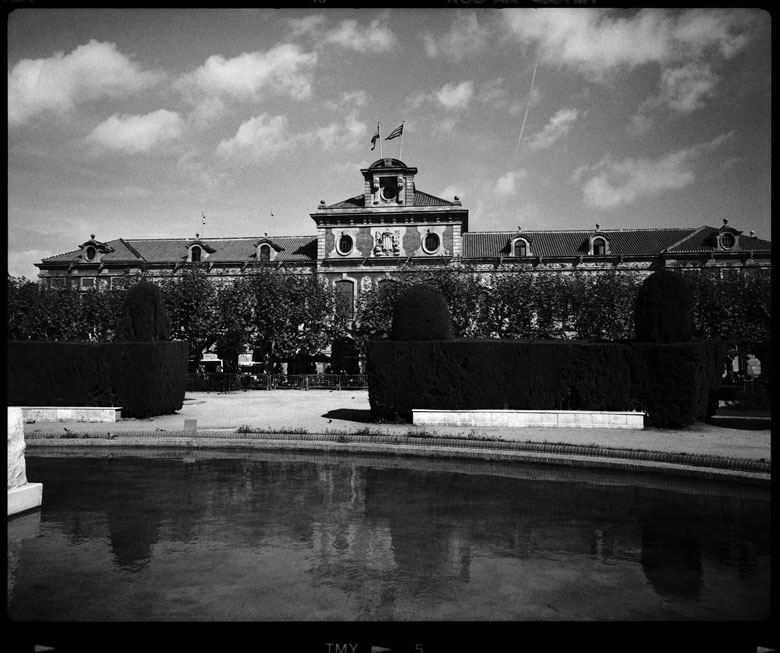 プッチダモンは現れるのか。信任投票が行われるカタルーニャ議事堂。スペイン国旗とカタルーニャ州旗がたなびく　Photograph by Toru Morimoto