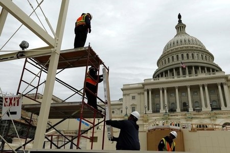 　１２月９日、米上院は来年４月２８日までの連邦政府支出を賄う暫定予算案を６３対３６の賛成多数で可決した。写真はワシントンの国会議事堂。８日撮影（２０１６年　ロイター/Jonathan Ernst）