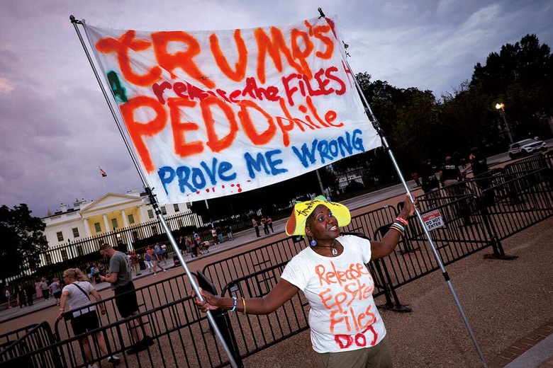 エプスタイン問題で政府に抗議する市民（7月18日、ホワイトハウス前）　WIN MCNAMEE/GETTY IMAGES