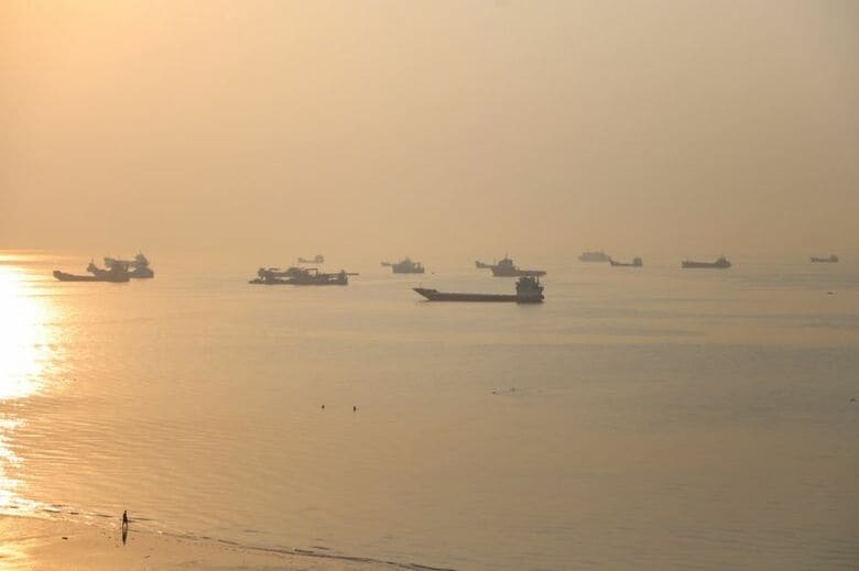 9月28日、イランのバンダルアッバスの海岸近くのホルムズ海峡。 Amirhosein Khorgooi/ISNA/via WANA (West Asia News Agency) via REUTERS