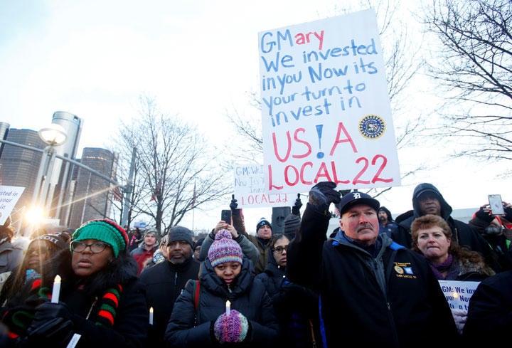 GMの工場閉鎖に抗議する労働者たち（ミシガン州デトロイト、1月18日）　Rebecca Cook-REUTERS