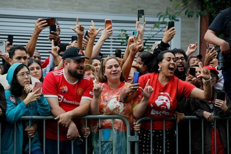 2026年10月25日、ブラジルのサンベルナルド・ド・カンポの投票所に集まった現職のルラ大統領の支持者ら。 REUTERS/Brian Snyder