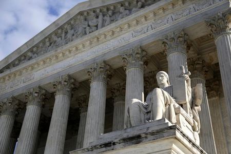 　６月２７日、米西部ワシントン州の公立高校でフットボール部の試合後に選手と祈りをささげたキリスト教徒のコーチが停職となった問題で、連邦最高裁は、信教の自由の侵害に当たるとの判断を示した。写真は米最高裁。２０１３年１２月、ワシントンで撮影（２０２２年　ロイター/Jonathan Ernst）