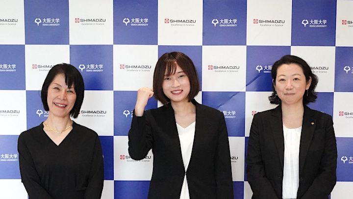 島津製作所上席理事、大阪大学工学研究科特任教授、大阪大学・島津分析イノベーション協働研究所所長　飯田順子さん（左）、人材開発室室長 妹崎淑恵さん（右）、分析計測事業部、大阪大学博士課程在籍林田桃香さん（中央）。（写真提供＝島津製作所）