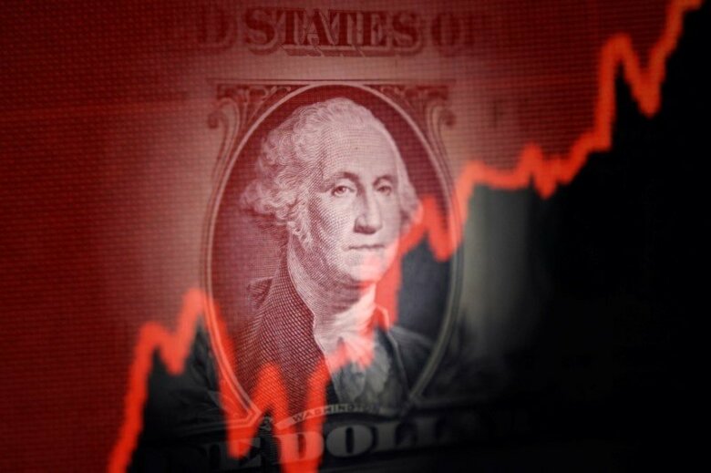 米ドル紙幣とグラフ。2025年4月撮影。REUTERS/Dado Ruvic